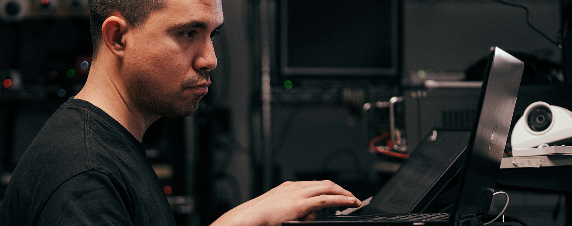 TALK TO AN EXPERT background